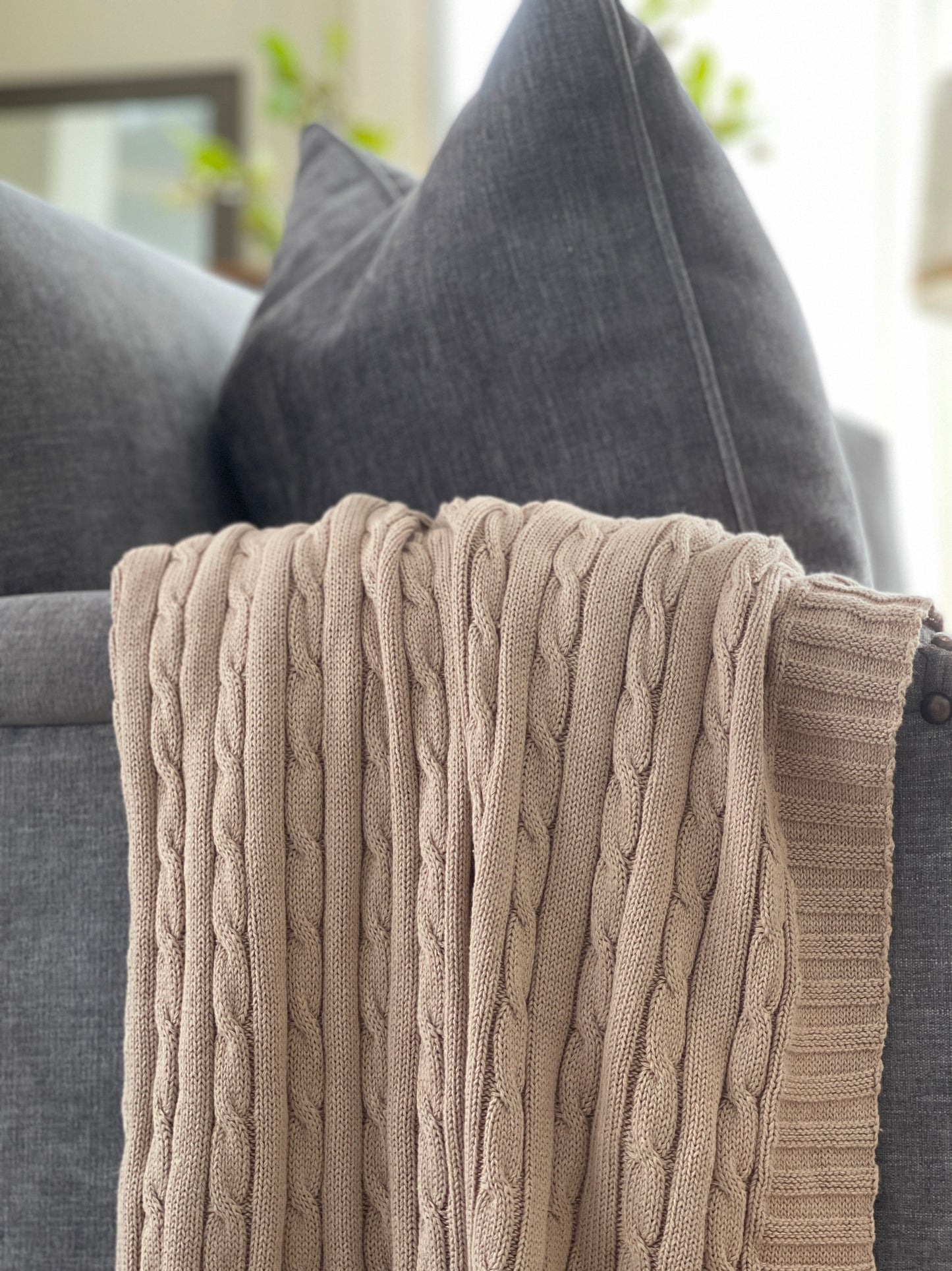 بطانية محبوكة باللون الرملي الداكن