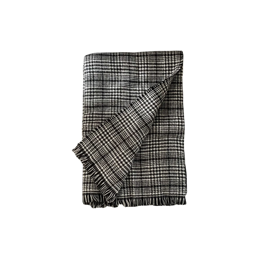 Sumptuous Cashmere Throw in houndstooth weave