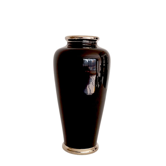 The Onyx Vase in black and gold